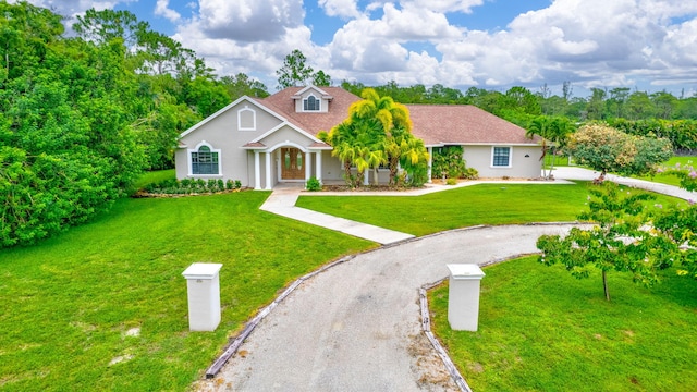 view of front of property featuring a front lawn