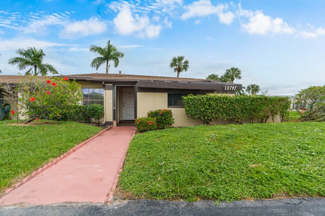 view of front of home featuring a front yard