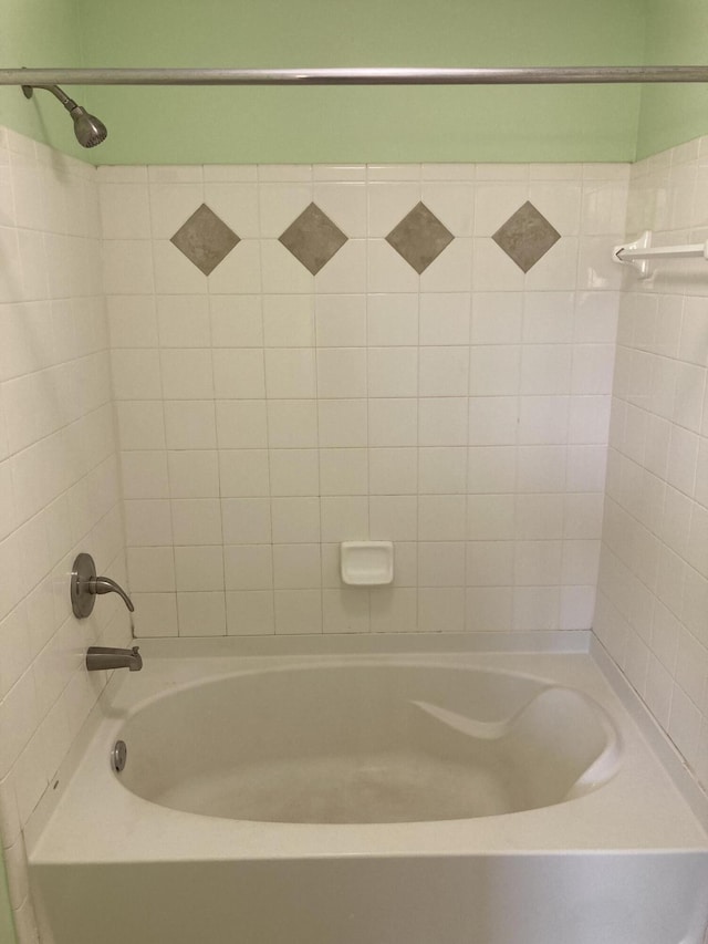 bathroom featuring tiled shower / bath combo