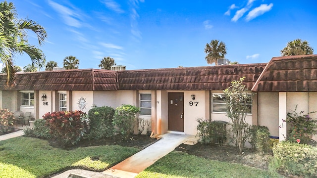 view of front of house featuring a front yard