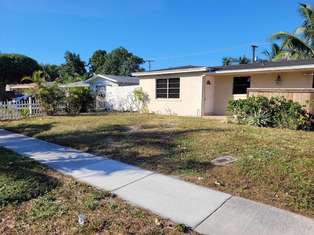 single story home featuring a front yard