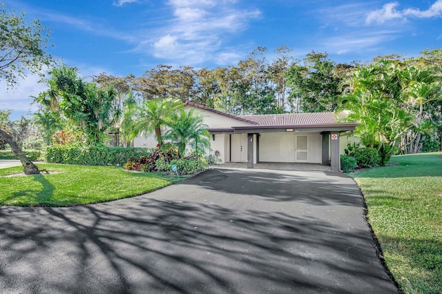 view of front of property featuring a front lawn