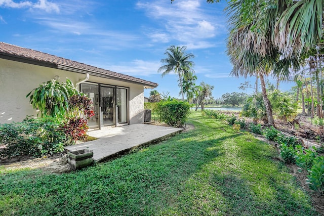 view of yard featuring a patio