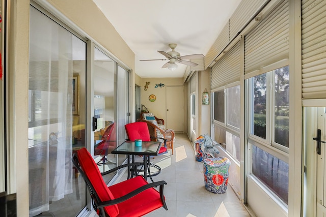 sunroom with ceiling fan