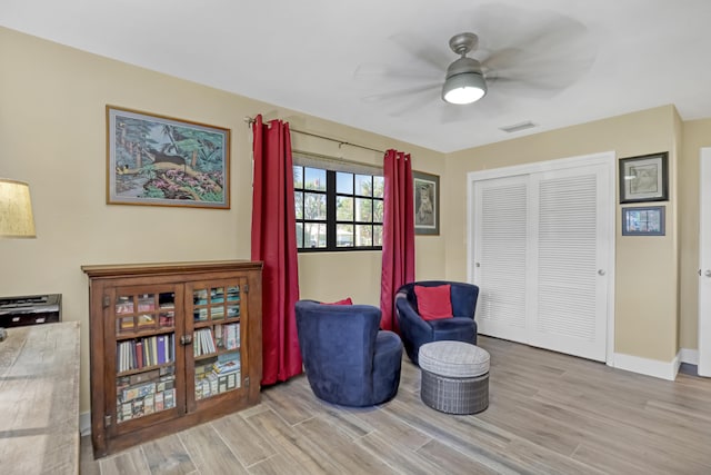 living area featuring ceiling fan