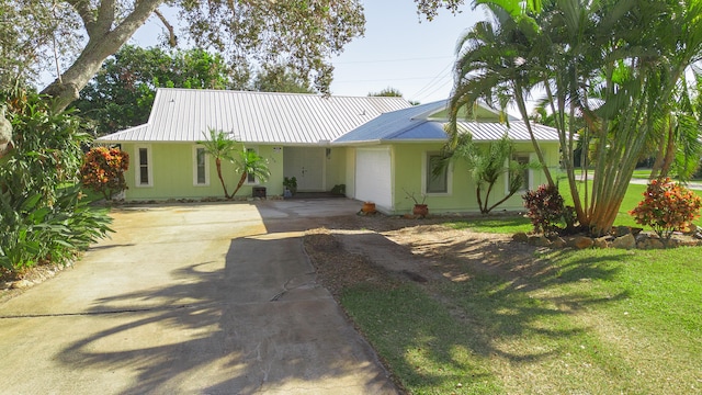 view of front facade featuring a garage and a front yard