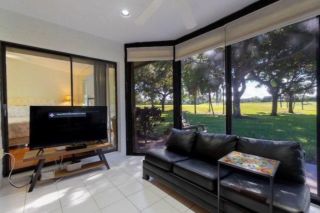 sunroom with ceiling fan