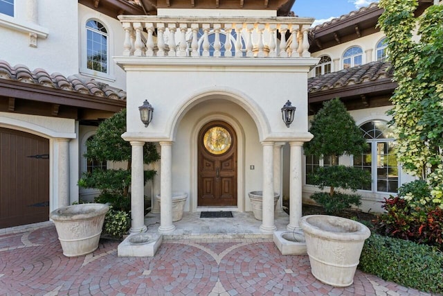 entrance to property featuring a balcony