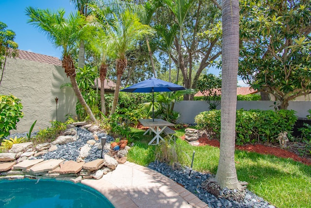 view of yard featuring a fenced in pool