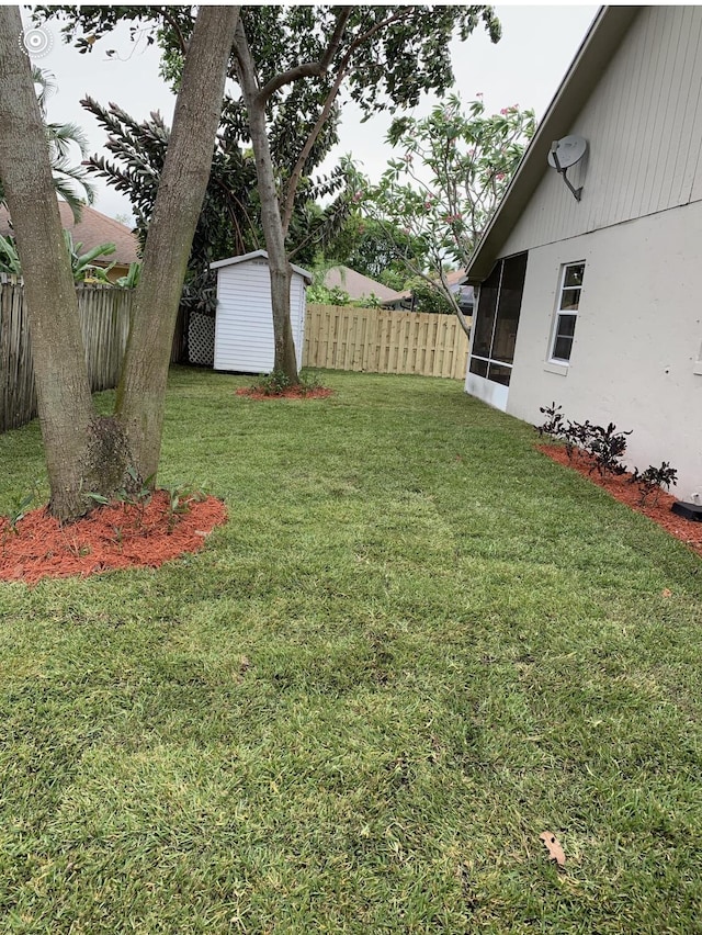 view of yard featuring a storage unit