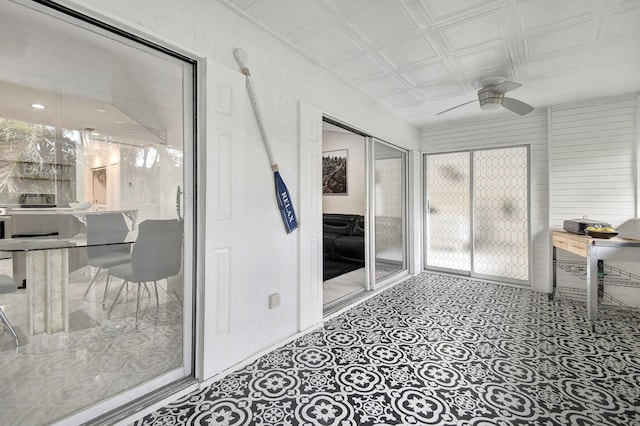 sunroom with ceiling fan