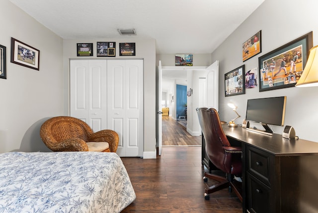 bedroom featuring multiple windows, a textured ceiling, hardwood / wood-style flooring, and ceiling fan