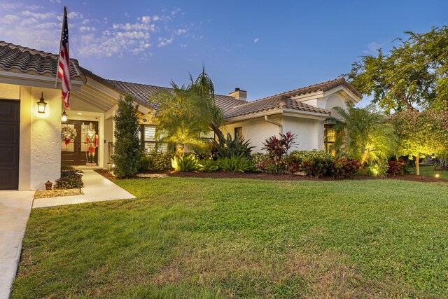 view of front of home featuring a lawn