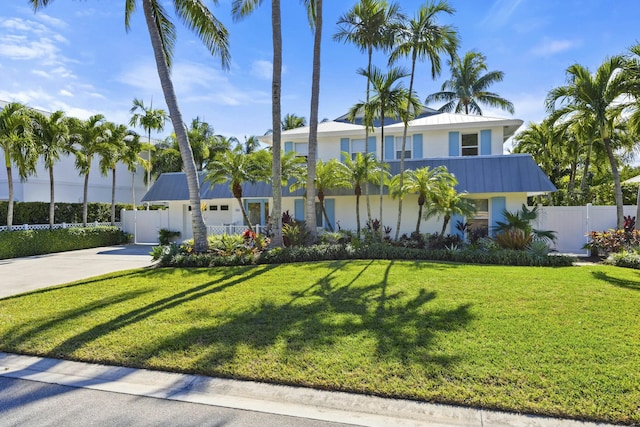 view of front of home featuring a front yard