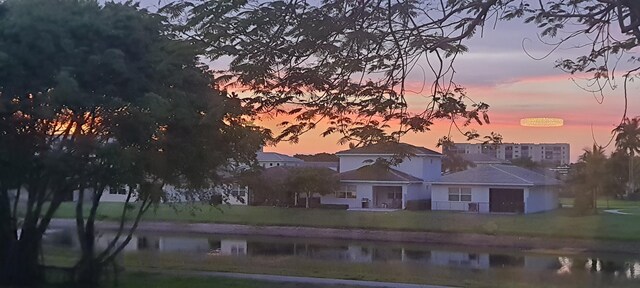 view of property's community featuring a lawn