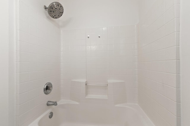 bathroom featuring tiled shower / bath