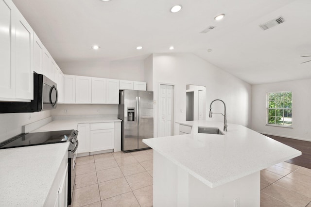 kitchen with sink, an island with sink, stainless steel appliances, and lofted ceiling