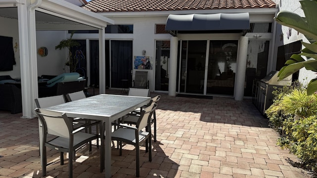 view of patio / terrace featuring an outdoor kitchen