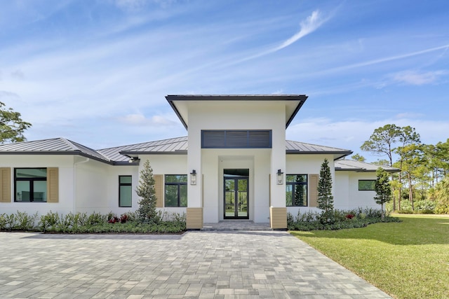 view of front of property with a front yard