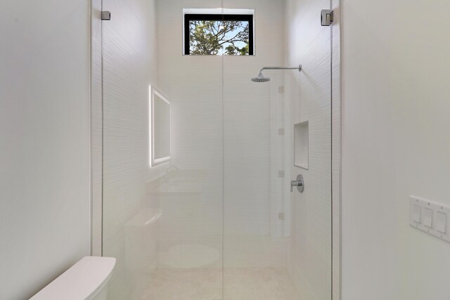 bathroom featuring a tile shower