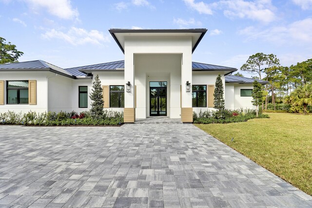 view of front of home featuring a front yard