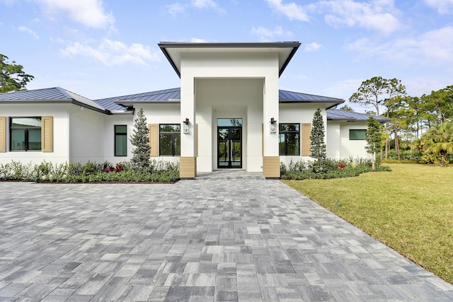 view of front facade with a front lawn