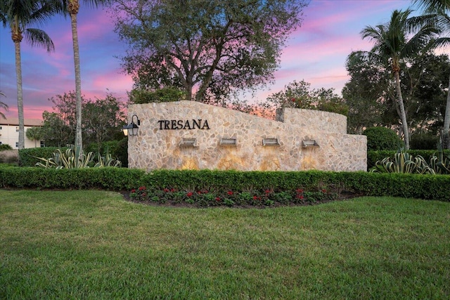 community / neighborhood sign featuring a yard