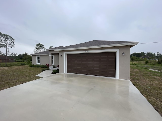 view of front facade featuring a front lawn