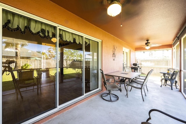 sunroom with ceiling fan