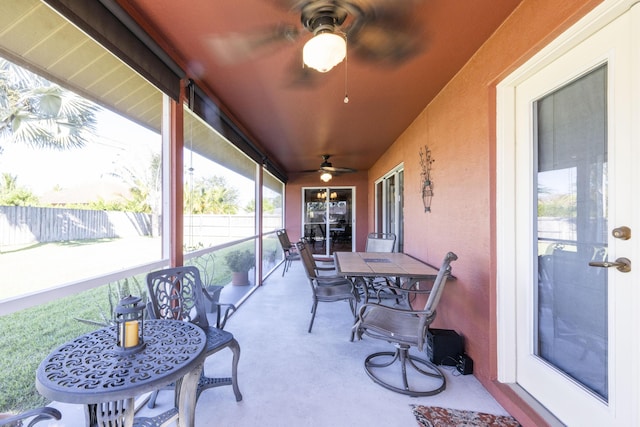 sunroom with ceiling fan