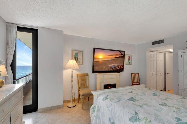 bedroom with a textured ceiling and a closet