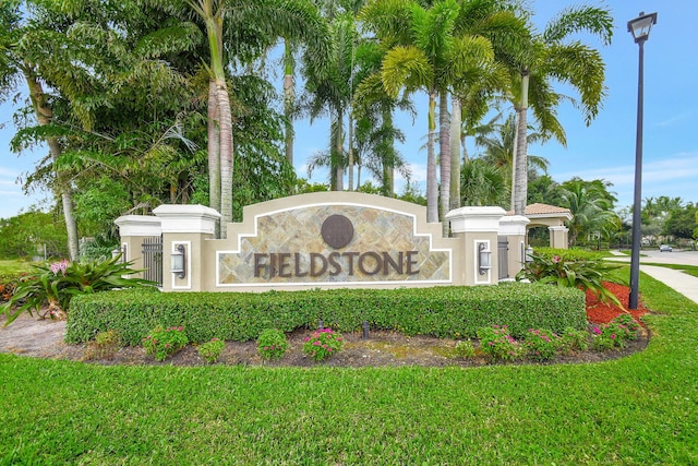 community / neighborhood sign featuring a yard