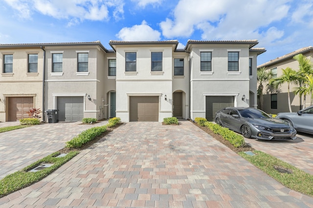 view of front facade featuring a garage