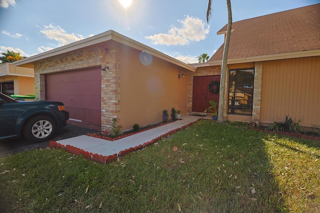 view of front facade with a garage and a front yard