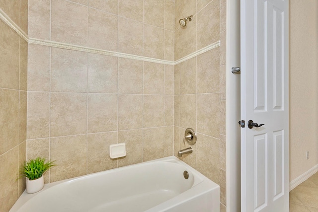 bathroom featuring tiled shower / bath