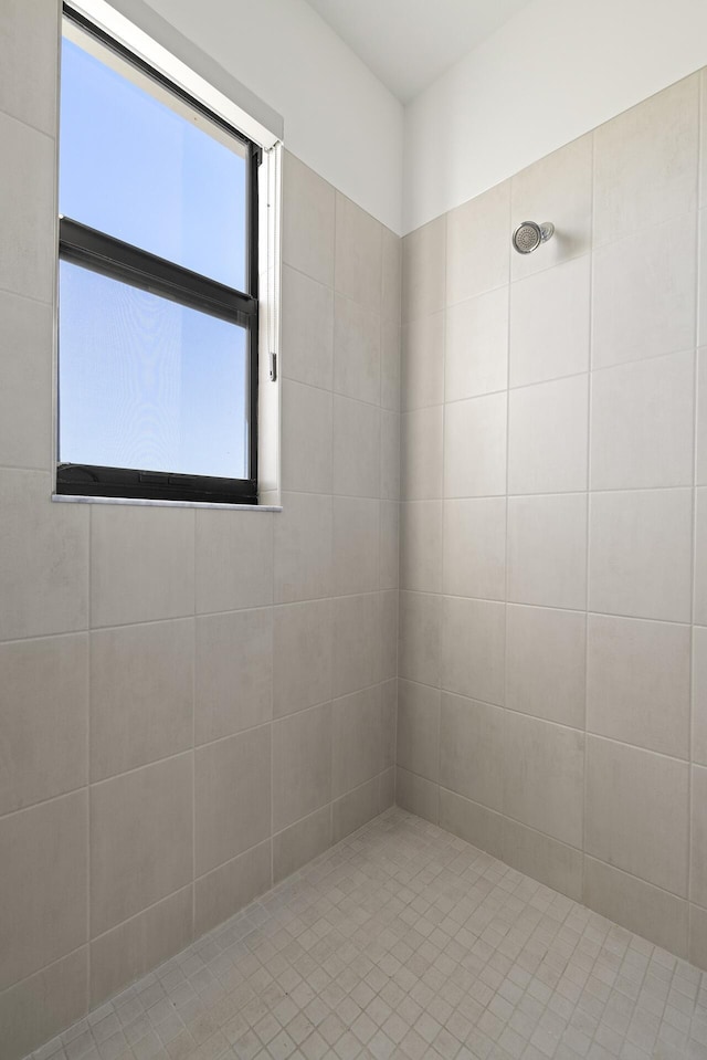 bathroom featuring a tile shower