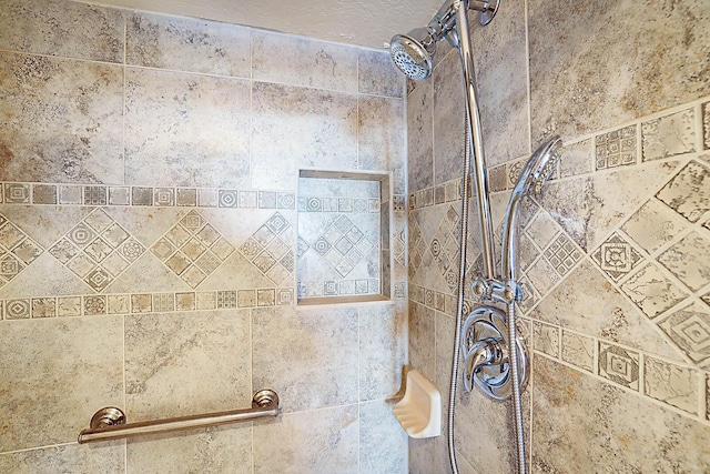 room details featuring tiled shower