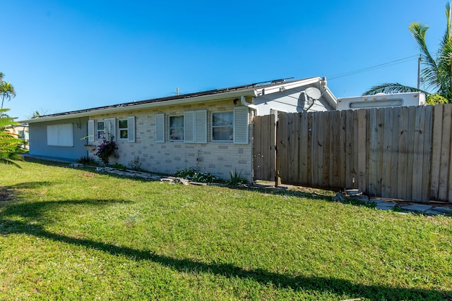 view of front of home featuring a front lawn