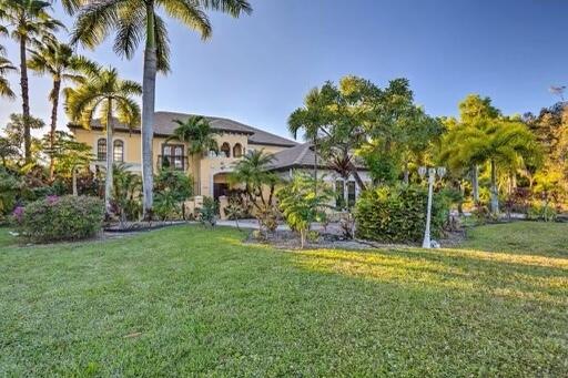 view of front of house with a front lawn