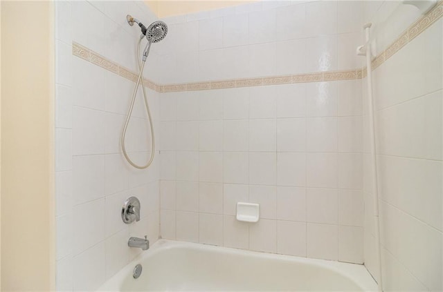 bathroom with tiled shower / bath