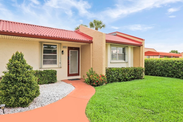 view of front of home featuring a front yard