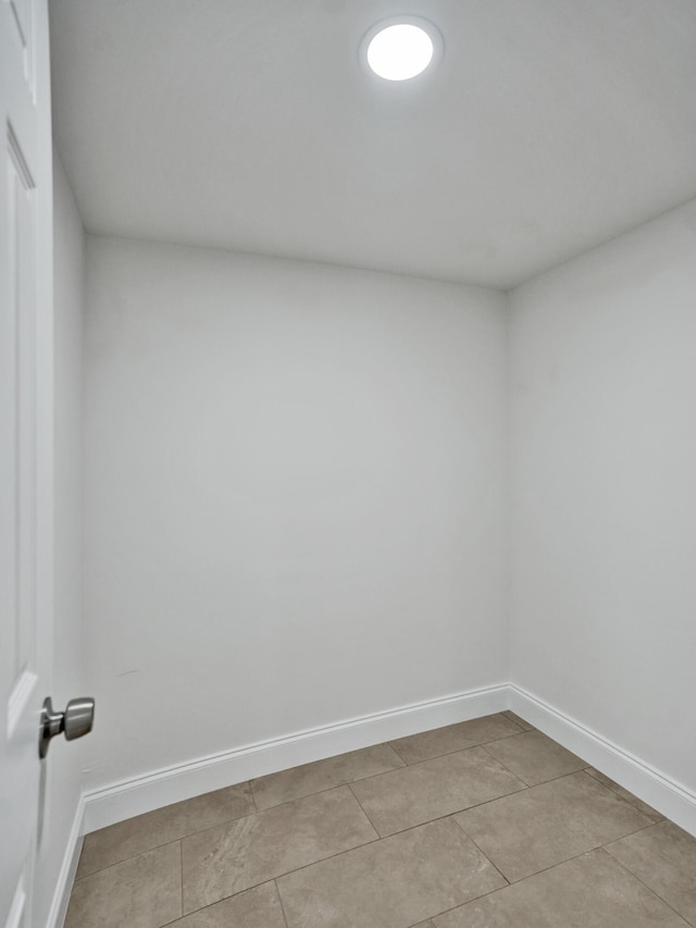 unfurnished room featuring light tile patterned floors