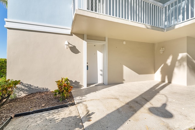 entrance to property featuring a balcony