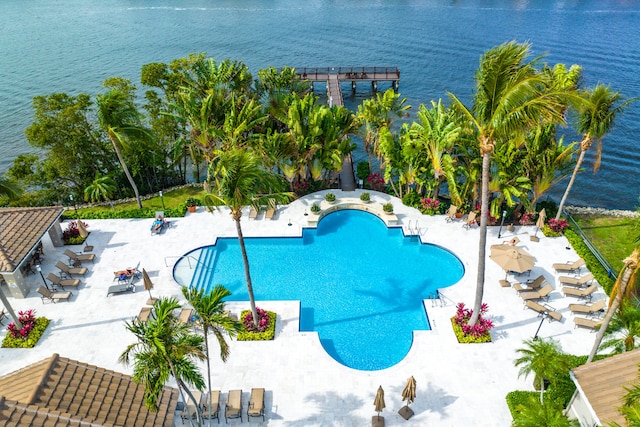 view of swimming pool featuring a water view