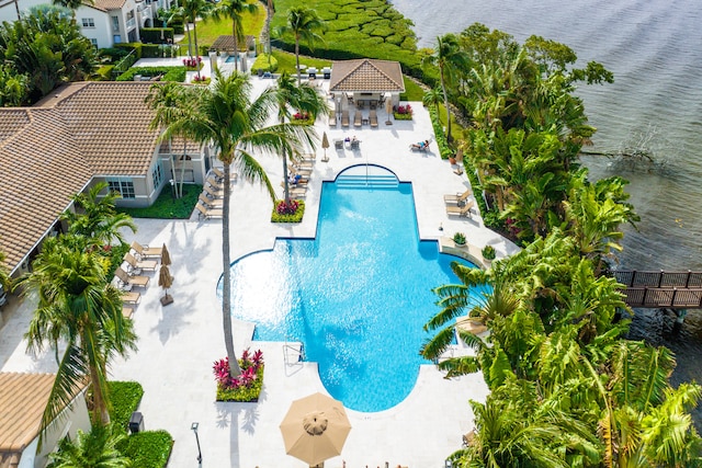 view of pool featuring a water view