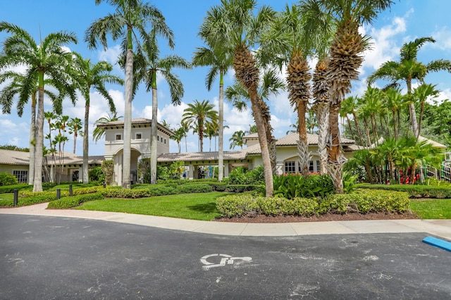 view of front of home featuring a front yard