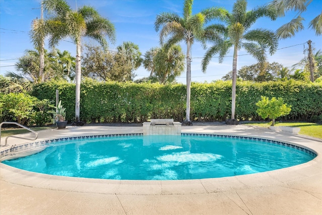 view of swimming pool