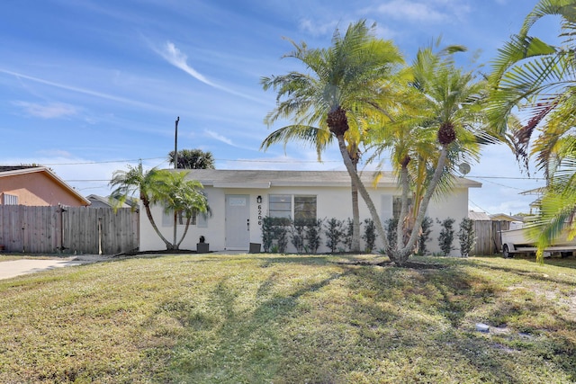 view of front of property featuring a front yard