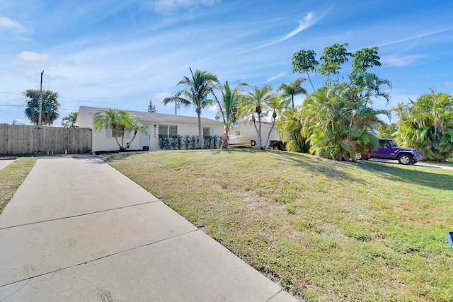 ranch-style house featuring a front yard