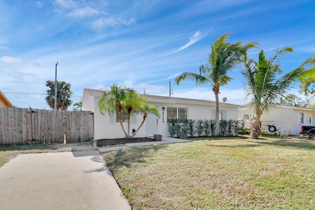 ranch-style house featuring a front yard